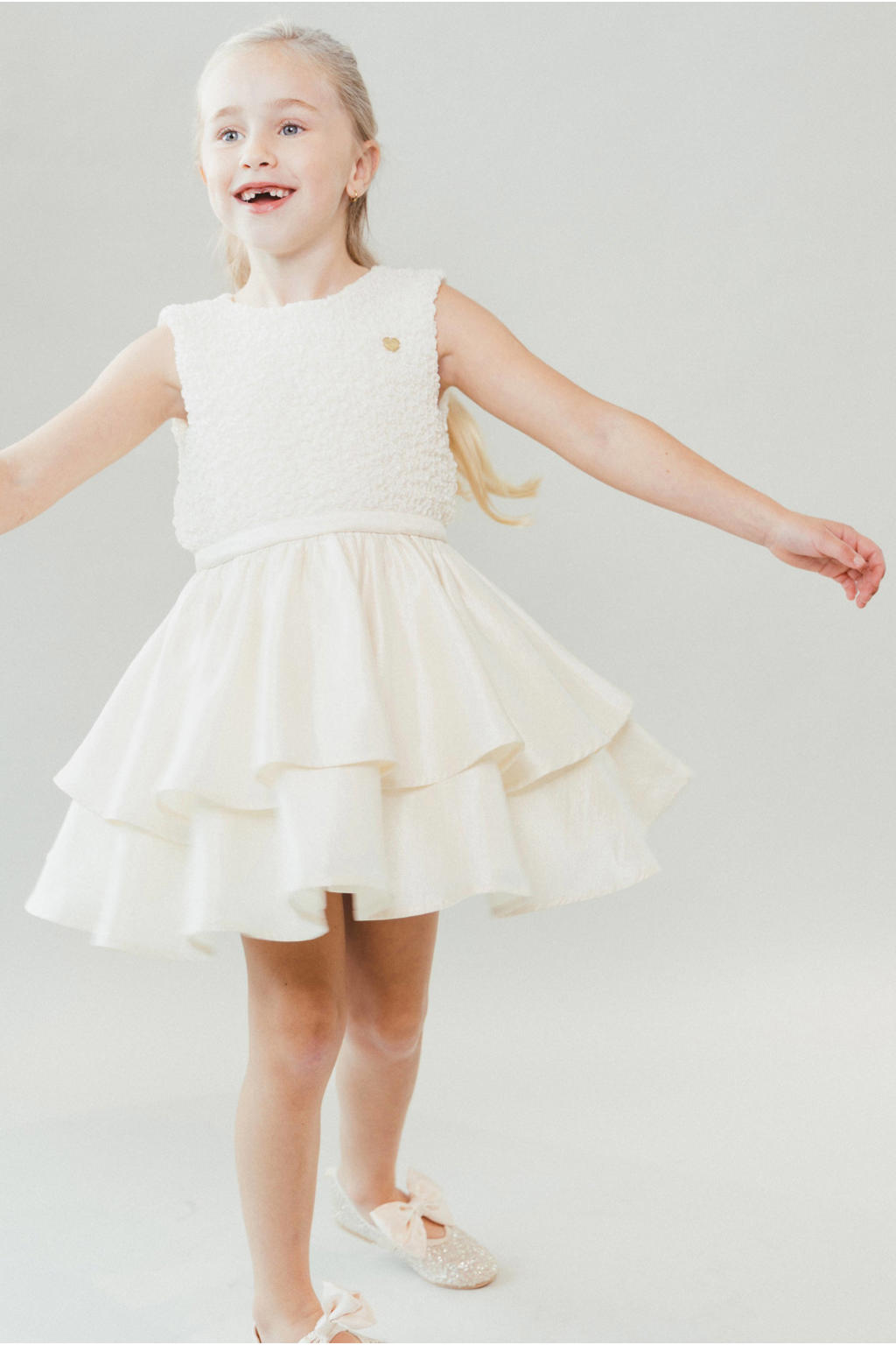 Witte meisjes Le Chic korte jurk van polyester met ronde hals, blinde ritssluiting en glimmend detail