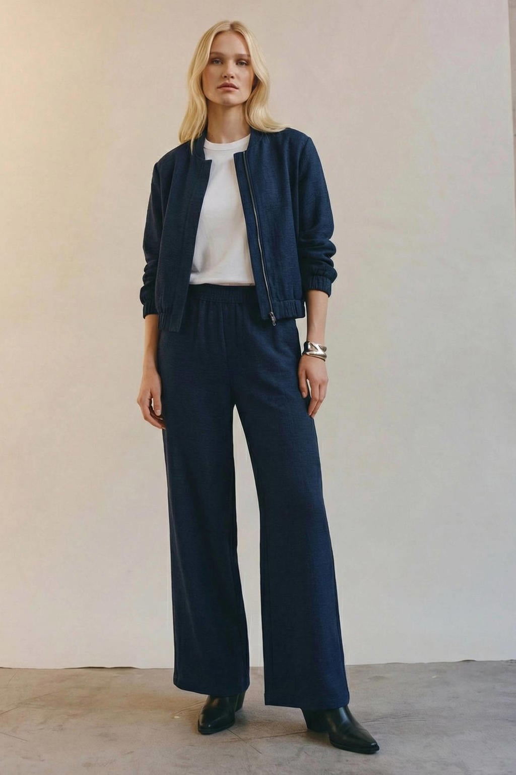 Donkerblauwe dames VERO MODA straight regular waist casual broek van polyester met elastische tailleband en effen