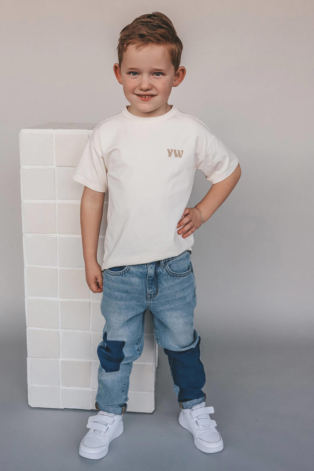Medium blue denim jongens Your Wishes tapered jeans van denim met regular waist, knoopsluiting en meerkleurige print