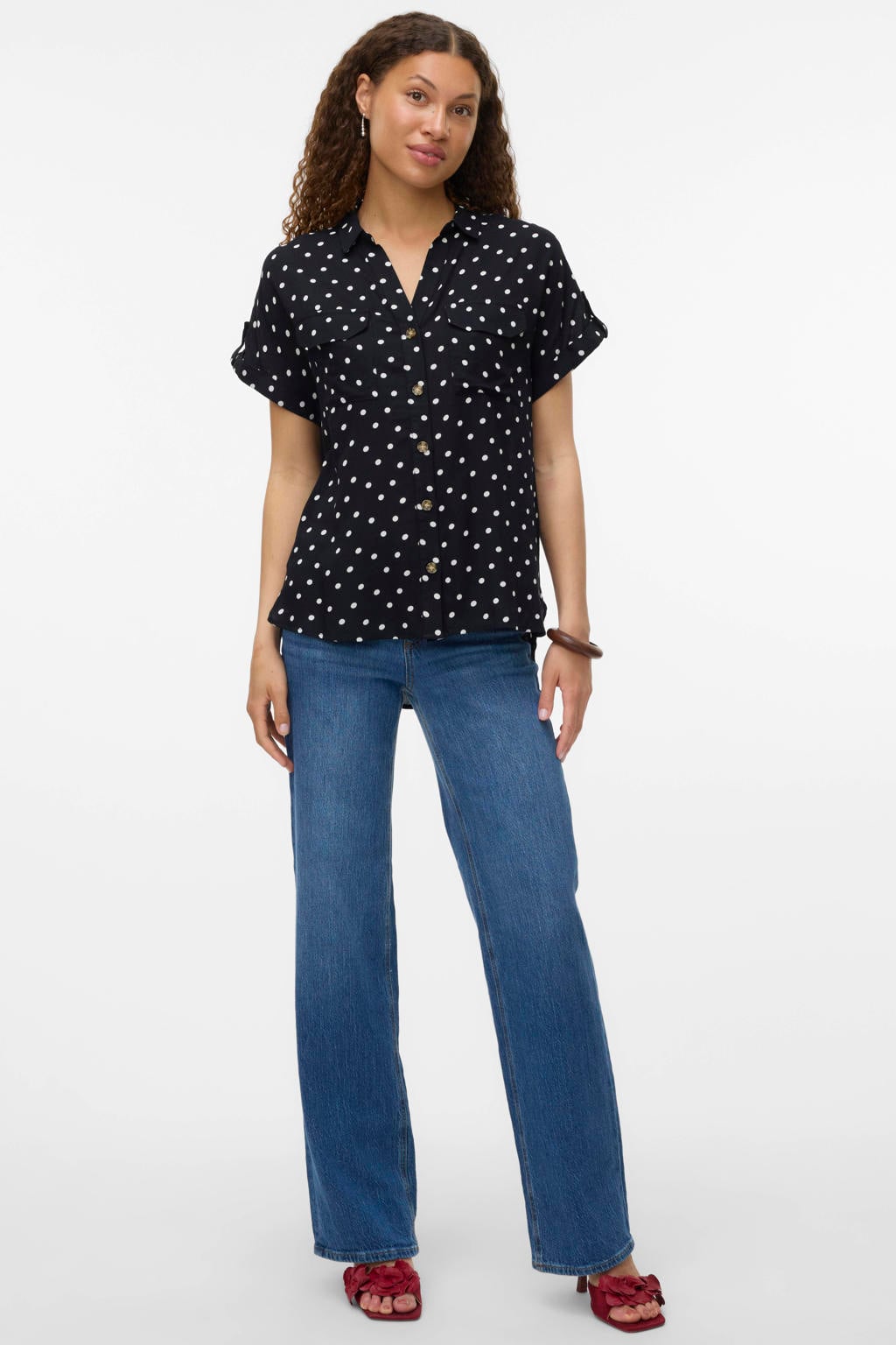Zwarte dames VERO MODA blouse van viscose met stippenprint, korte mouwen, klassieke kraag, knoopsluiting en geweven detail