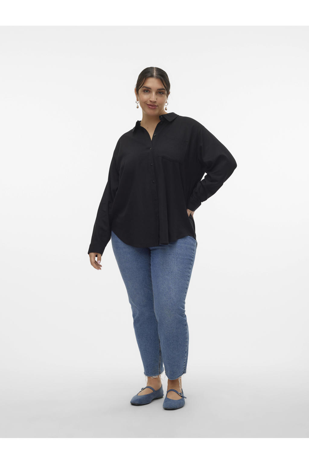Zwarte dames VERO MODA CURVE blouse van viscose met effen, lange mouwen, klassieke kraag, knoopsluiting en geweven detail