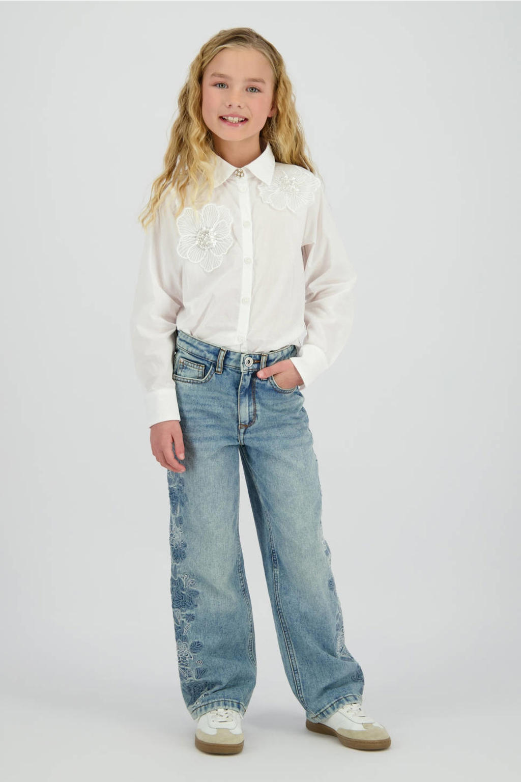 Witte meisjes Vingino gebloemde blouse van katoen met lange mouwen, klassieke kraag, knoopsluiting en borduursels