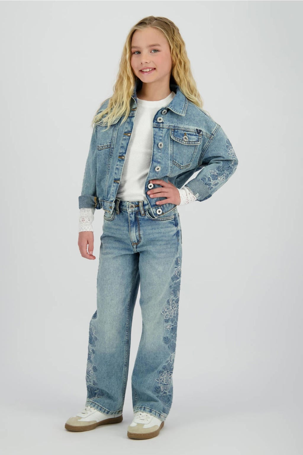 Medium blue denim meisjes Vingino spijkerjas van denim met bloemenprint, lange mouwen, klassieke kraag, knoopsluiting en borduursels