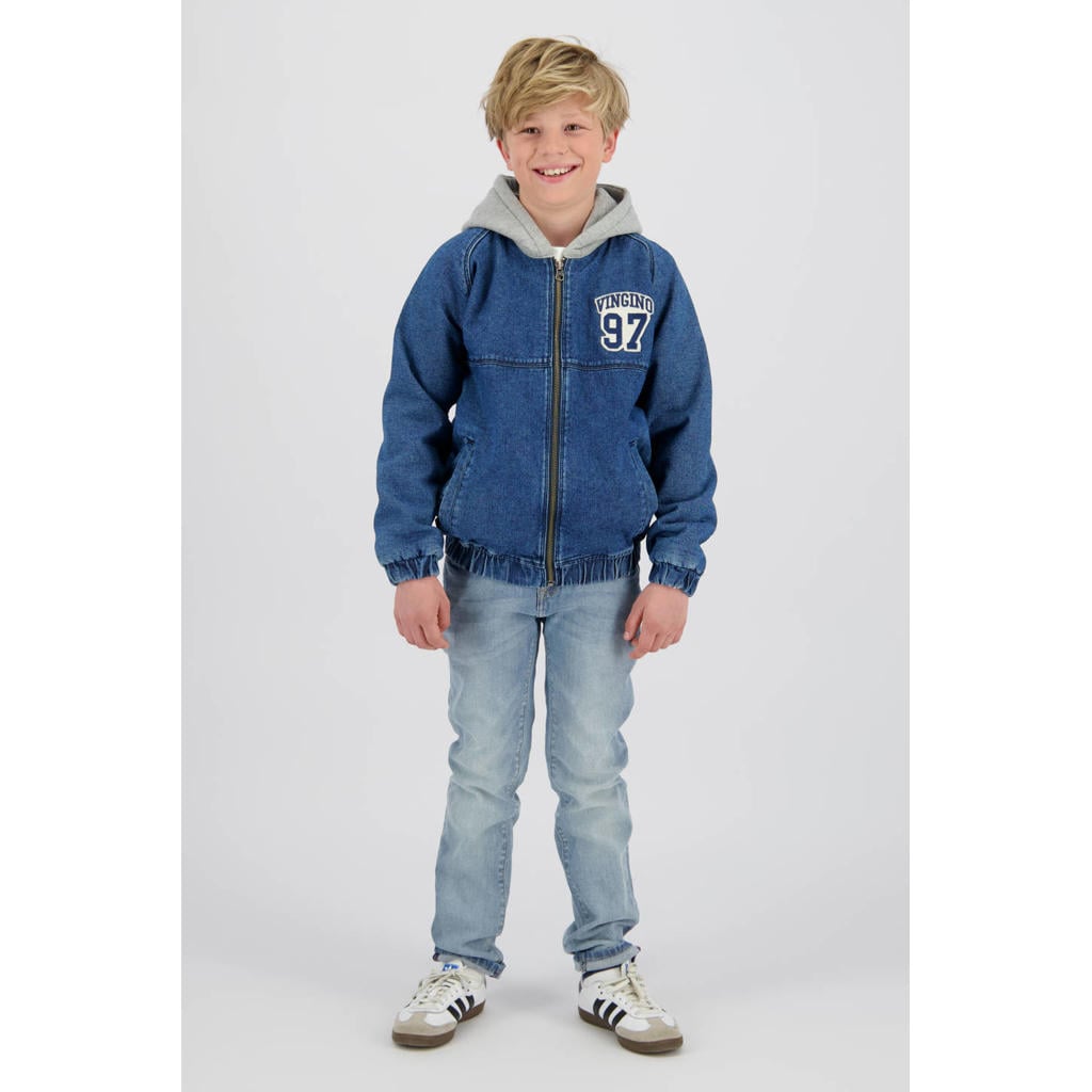 Medium blue denim en grijze jongens Vingino spijkerjas van denim met meerkleurige print, lange mouwen, capuchon, ritssluiting en elastische boord