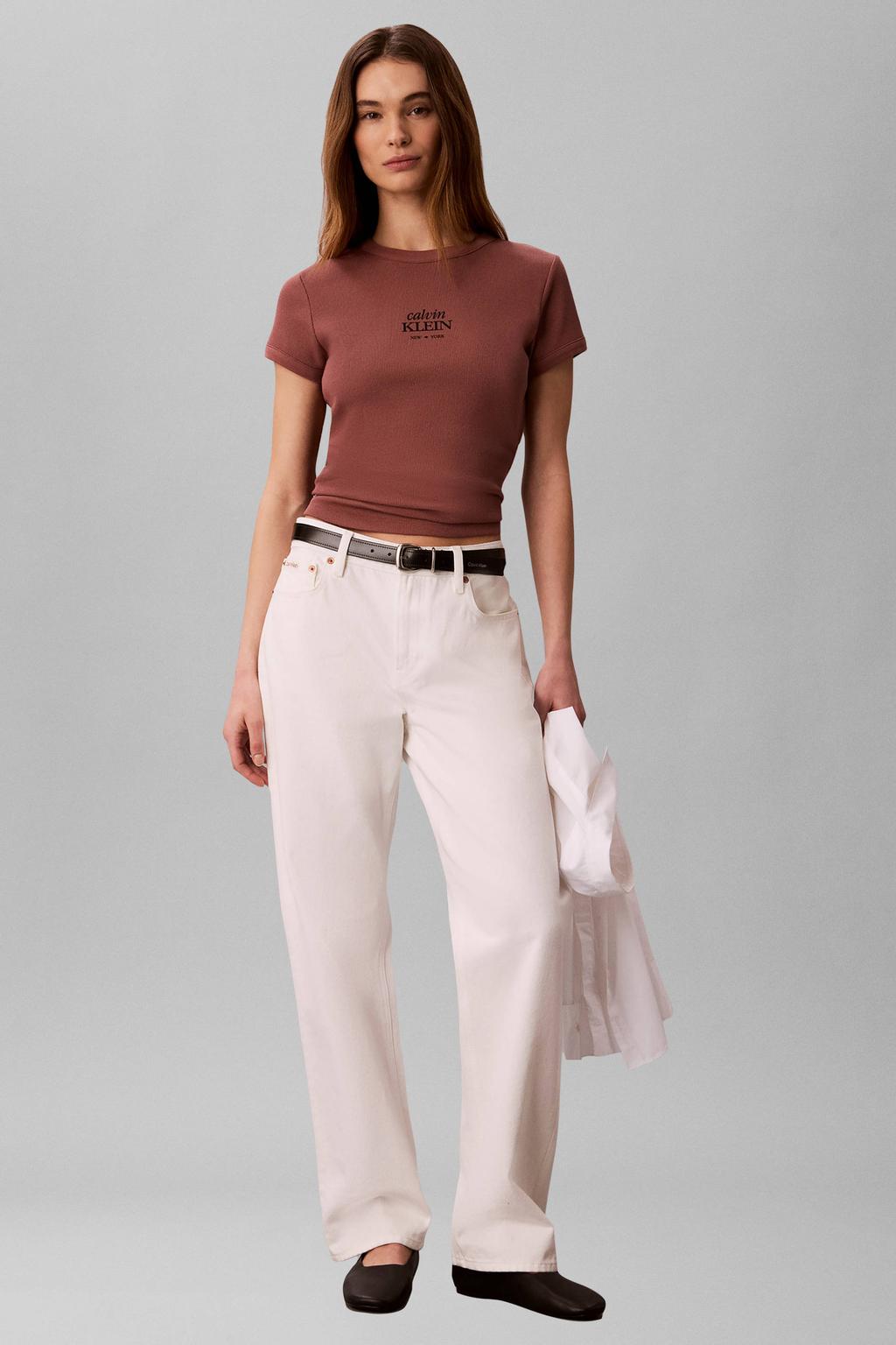 Roodbruine dames CALVIN KLEIN JEANS T-shirt bruin rib gebreid van stretchkatoen met logo dessin, korte mouwen en ronde hals