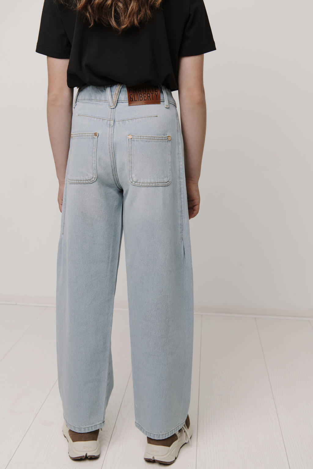 Light blue denim meisjes Frankie&Liberty low waist barrel jeans van denim met rits- en knoopsluiting en effen