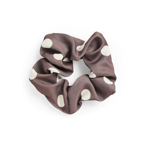 scrunchie PCFAMBER met stippen donkerbruin