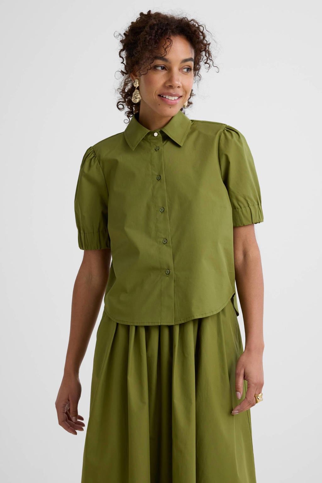 Olijfgroene dames Ruby boxy poplin blouse van katoen met effen, korte mouwen, klassieke kraag en elastische boord