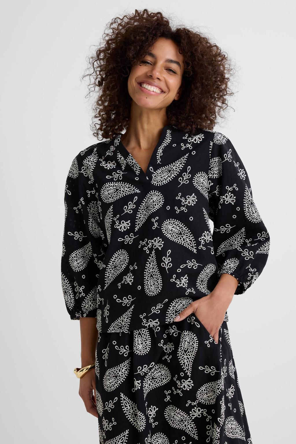 Zwarte dames Ruby broderie blouse van viscose met effen, driekwart mouwen, klassieke kraag en knoopsluiting