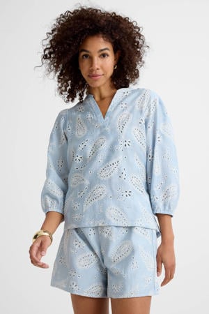 broderie blouse met linnen lichtblauw