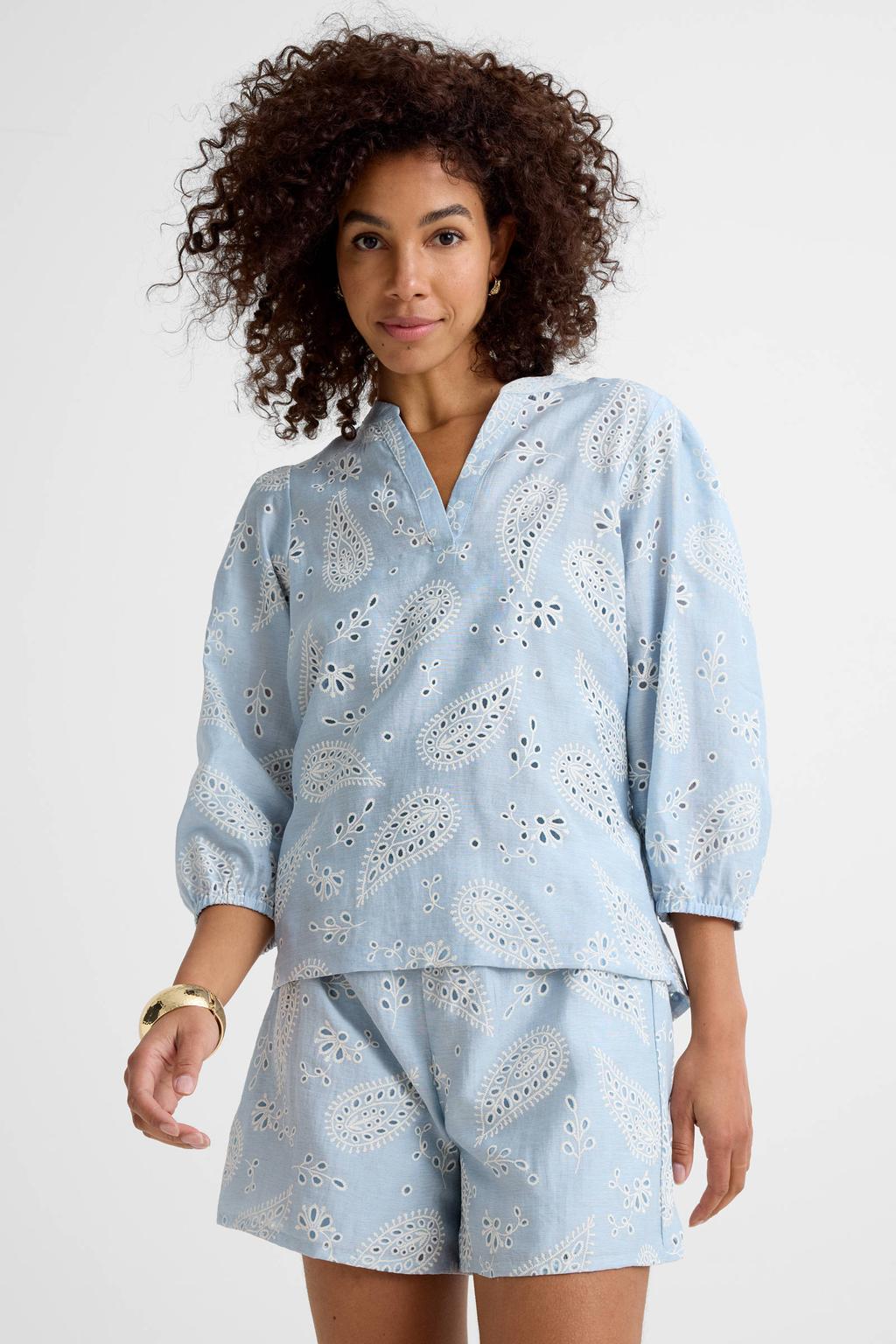 Lichtblauwe dames Ruby broderie blouse van viscose met effen, driekwart mouwen, klassieke kraag en knoopsluiting