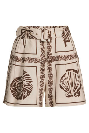 short met ceintuur en linnen schelpenprint