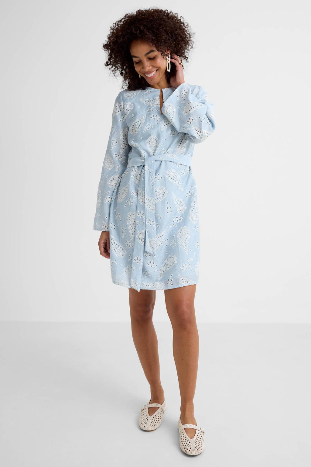 Ruby broderie midi jurk lichtblauw