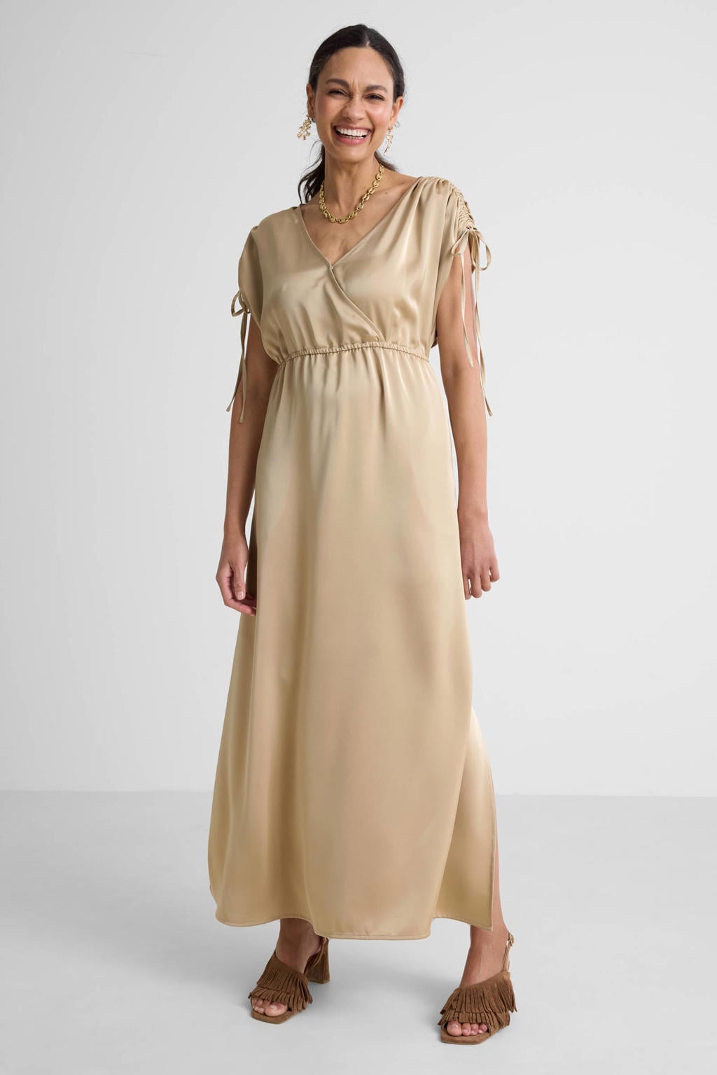 Beige dames Ruby maxi satijnen jurk van polyester met effen, korte mouwen, overslagkraag, drukknoopsluiting en geweven detail