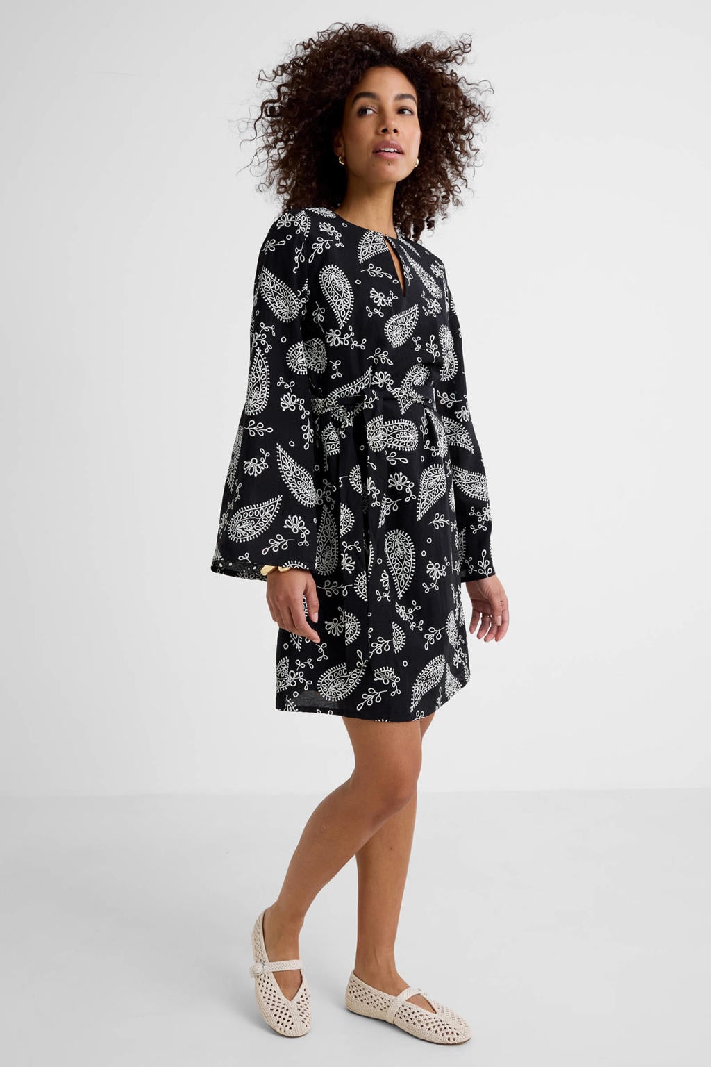 Zwarte dames Ruby broderie midi jurk van viscose met effen, lange mouwen, ronde hals en knoopsluiting