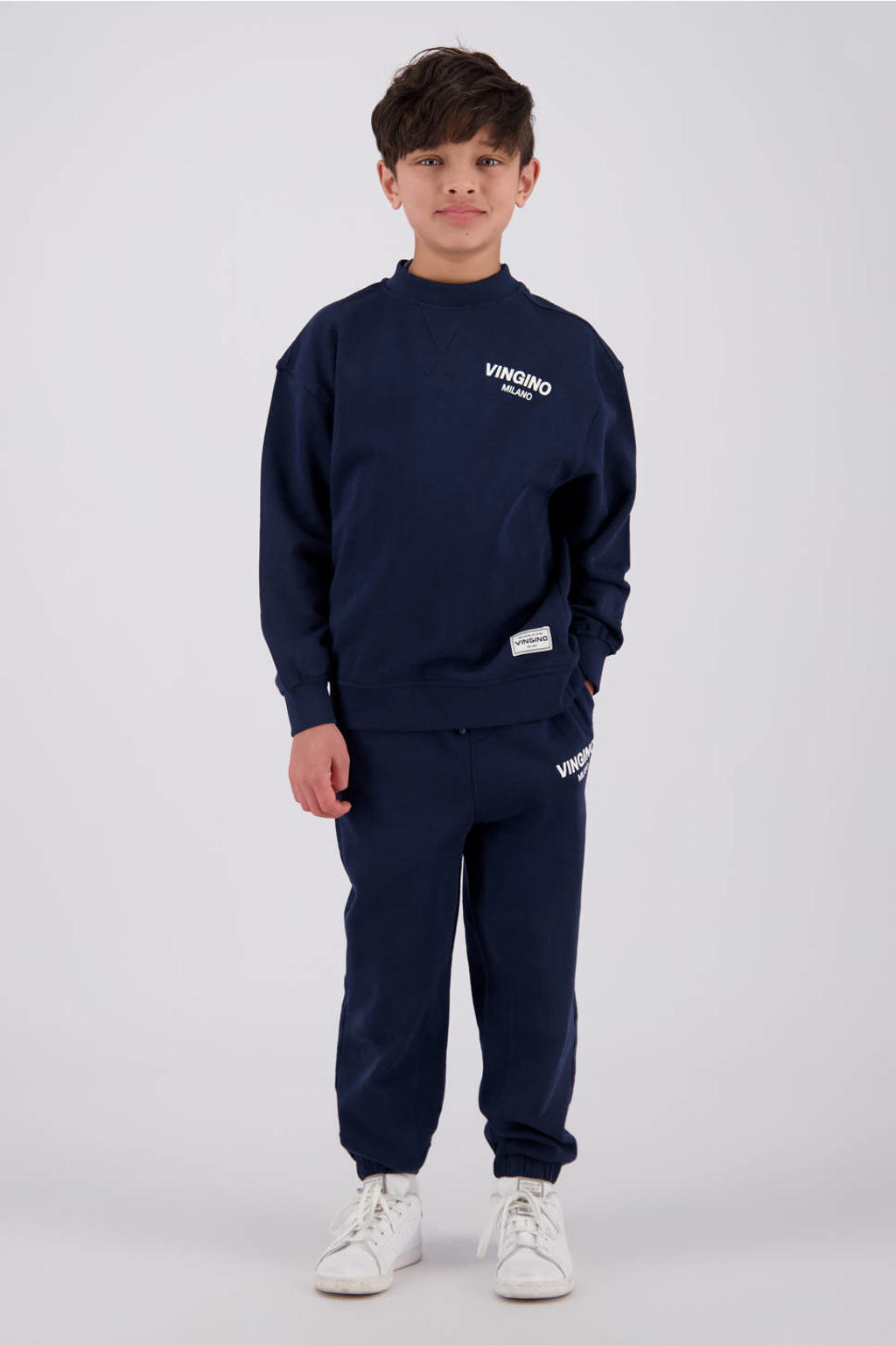 Donkerblauwe jongens Vingino regular casual broek van katoen met elastische tailleband met koord en tekst print