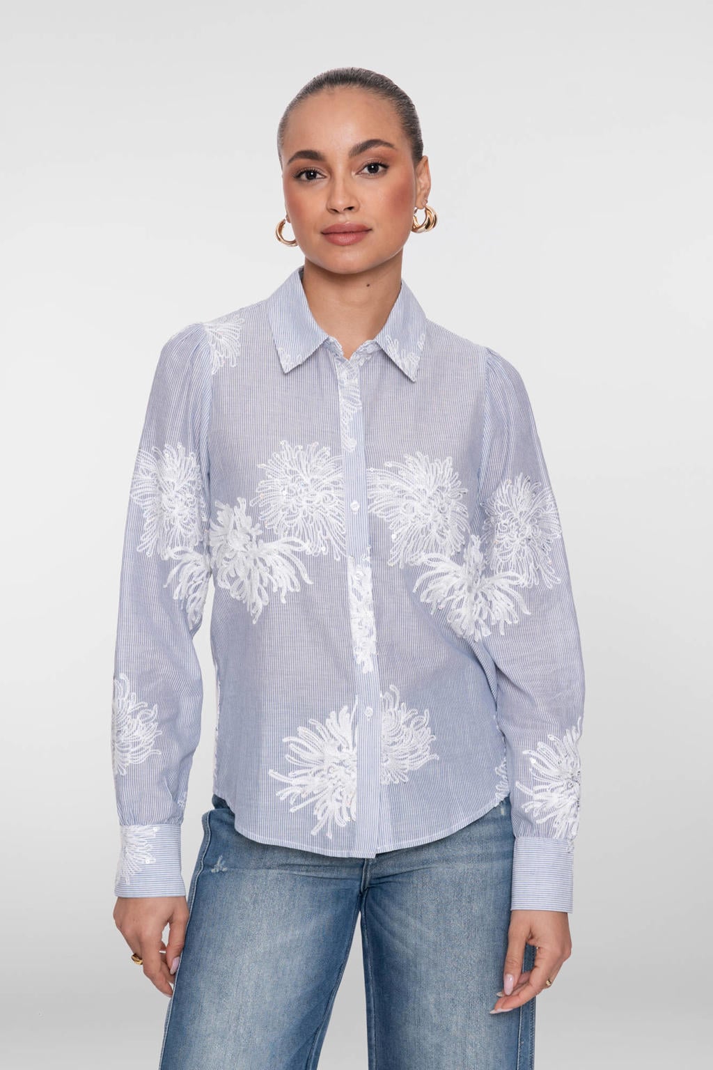 Lichtblauw en witte dames Geisha gebloemde blouse van katoen met lange mouwen, klassieke kraag, knoopsluiting en borduursels