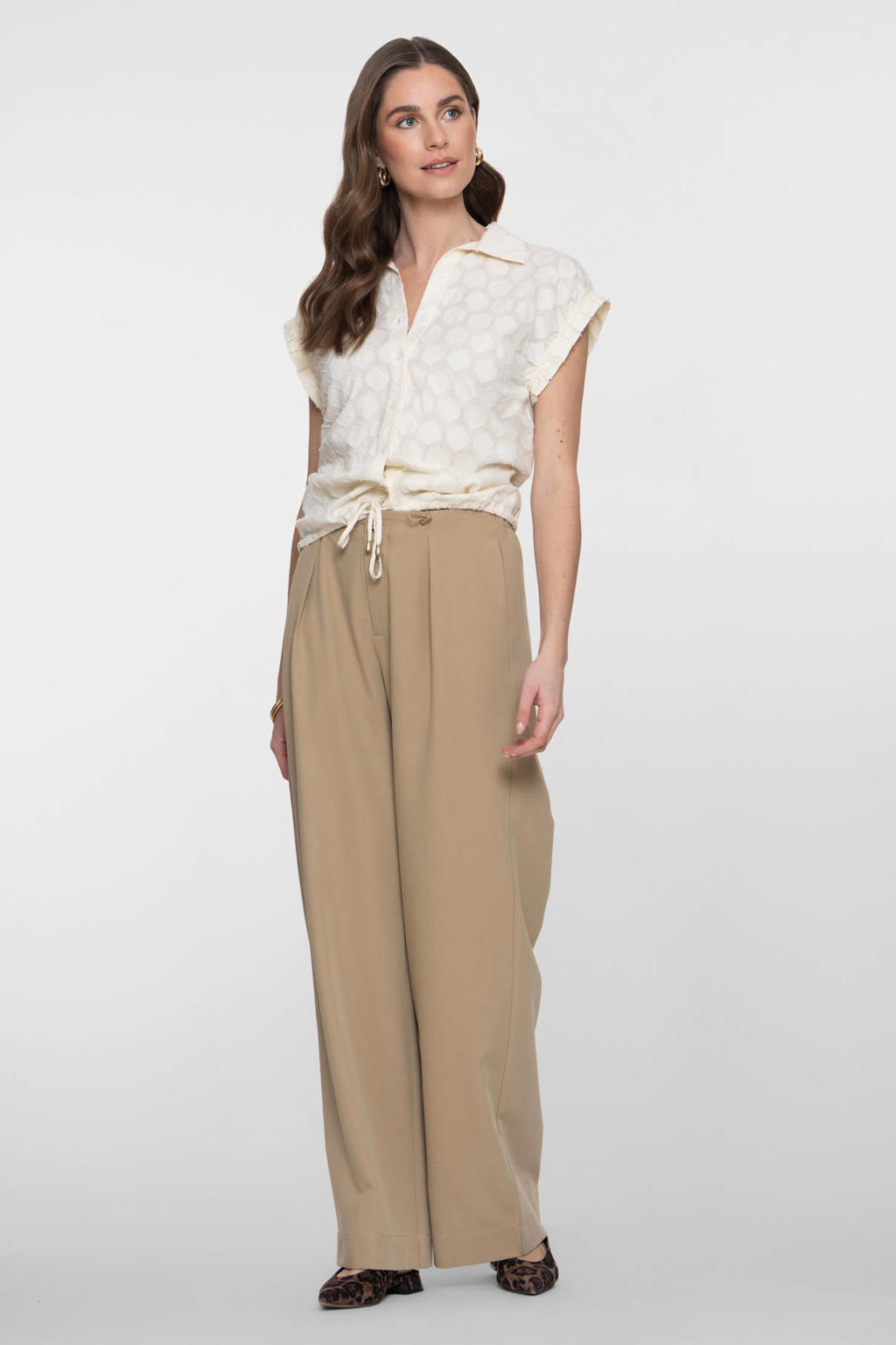 Ecru dames Geisha blouse van viscose met effen, korte mouwen, klassieke kraag, knoopsluiting en lurex