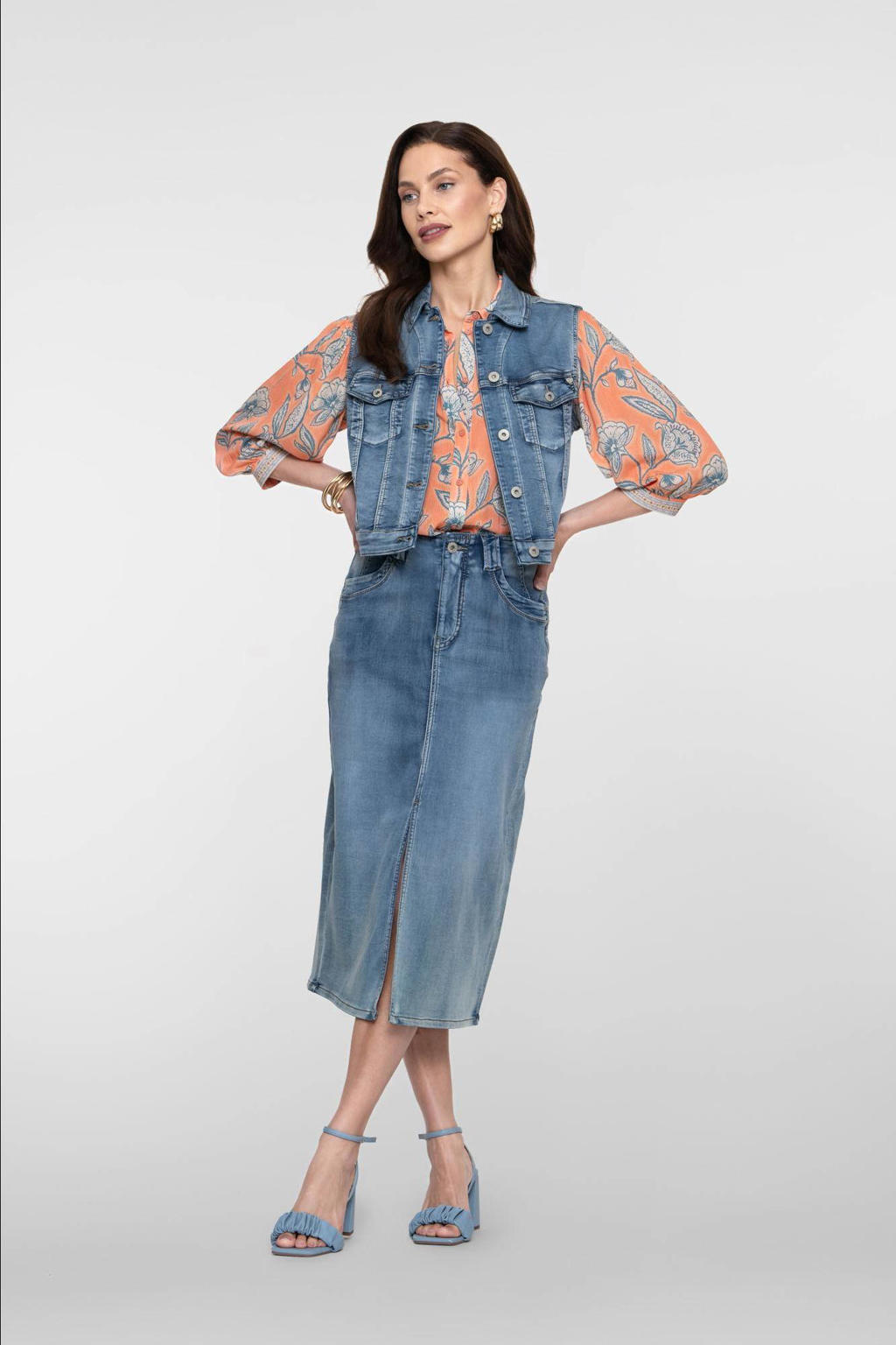 Medium blue denim dames Geisha spijkerrok gemaakt van denim en met rits- en knoopsluiting