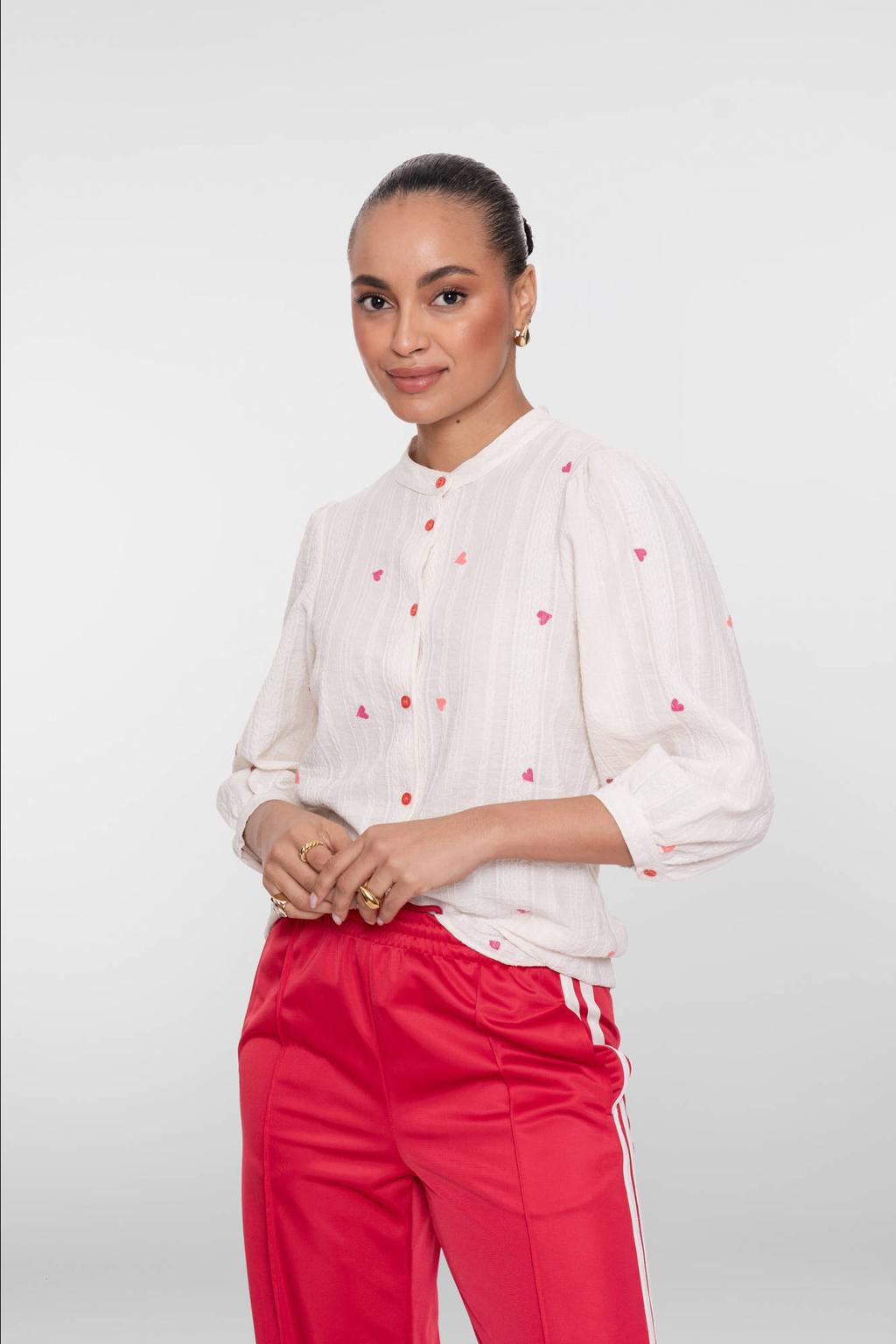 Ecru en rode dames Geisha blouse van katoen met hartjesprint, driekwart mouwen, klassieke kraag, knoopsluiting en borduursels