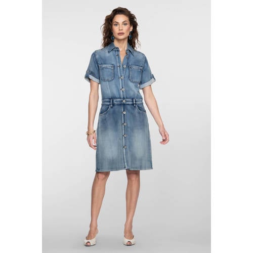 Geisha denim spijkerjurk met omslagdetail en riemlussen mediumblauw afbeelding