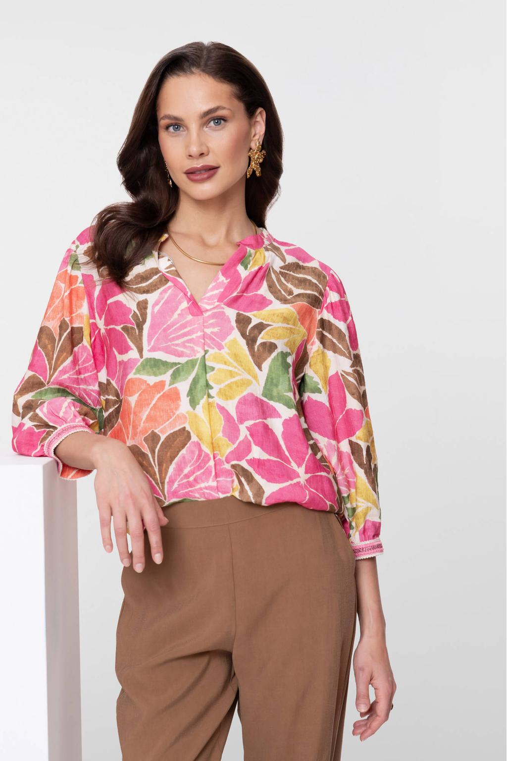 Roze, geel en groene dames Geisha gebloemde blouse van viscose met driekwart mouwen, V-hals en knoopsluiting