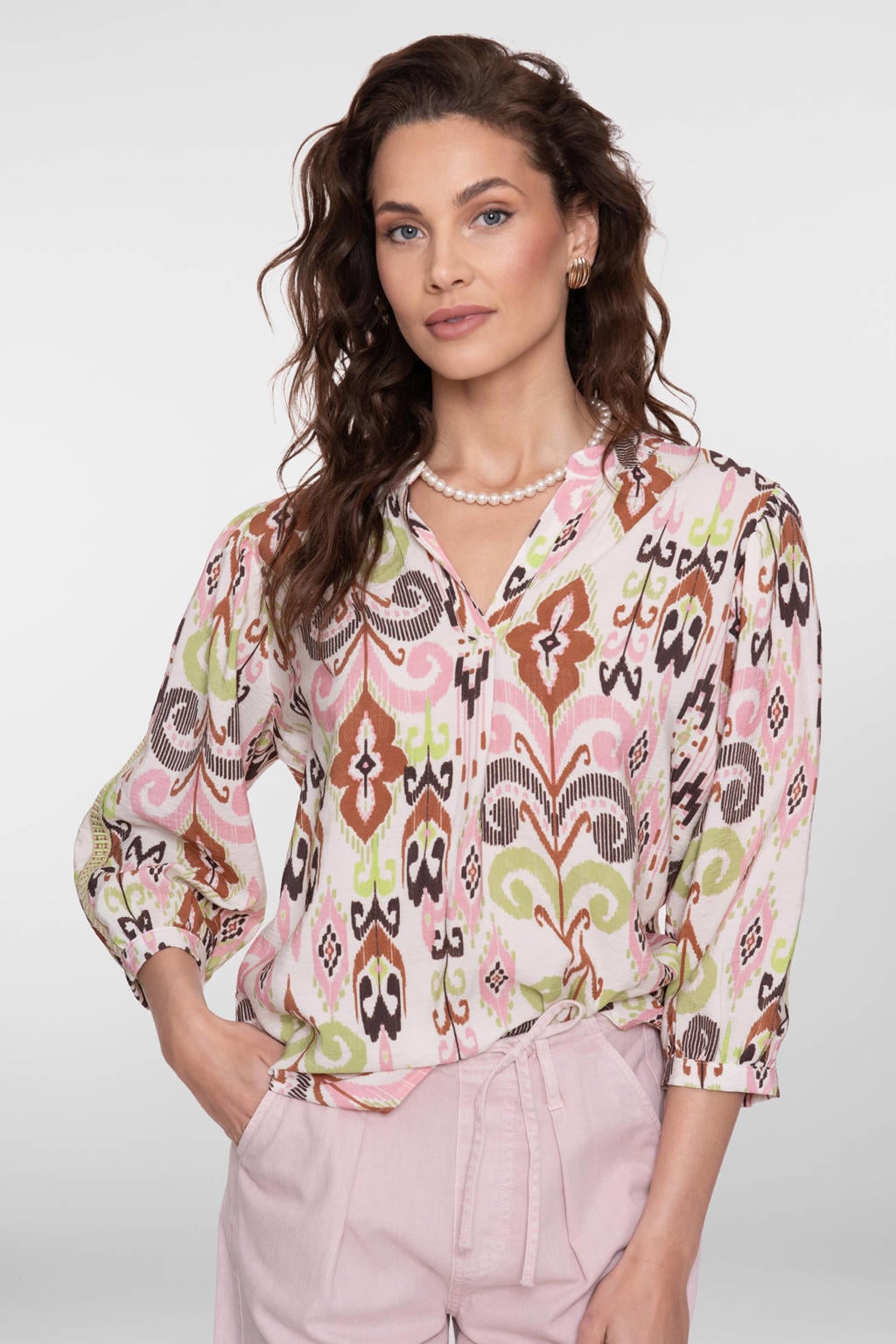 Lichtroze dames Geisha blousetop van viscose met driekwart mouwen en V-hals