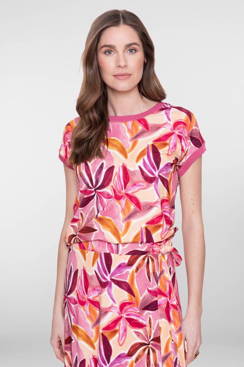 Roze en oranje dames Geisha T-shirt van viscose met bladprint, korte mouwen en ronde hals