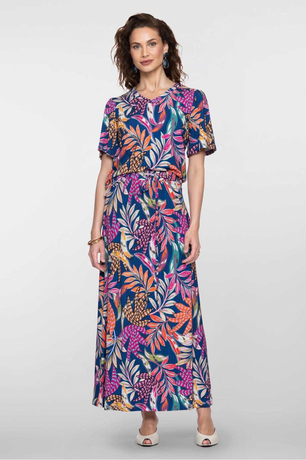 Blauw en roze dames Geisha gebloemde maxi rok gemaakt van viscose en met elastische tailleband met koord