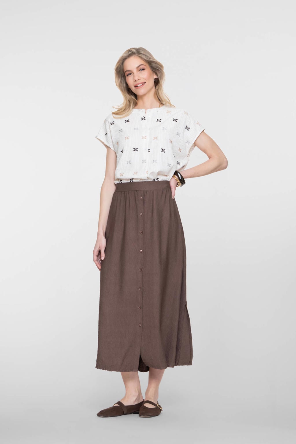 Witte dames Geisha gebloemde blouse van viscose met korte mouwen, ronde hals, knoopsluiting en borduursels