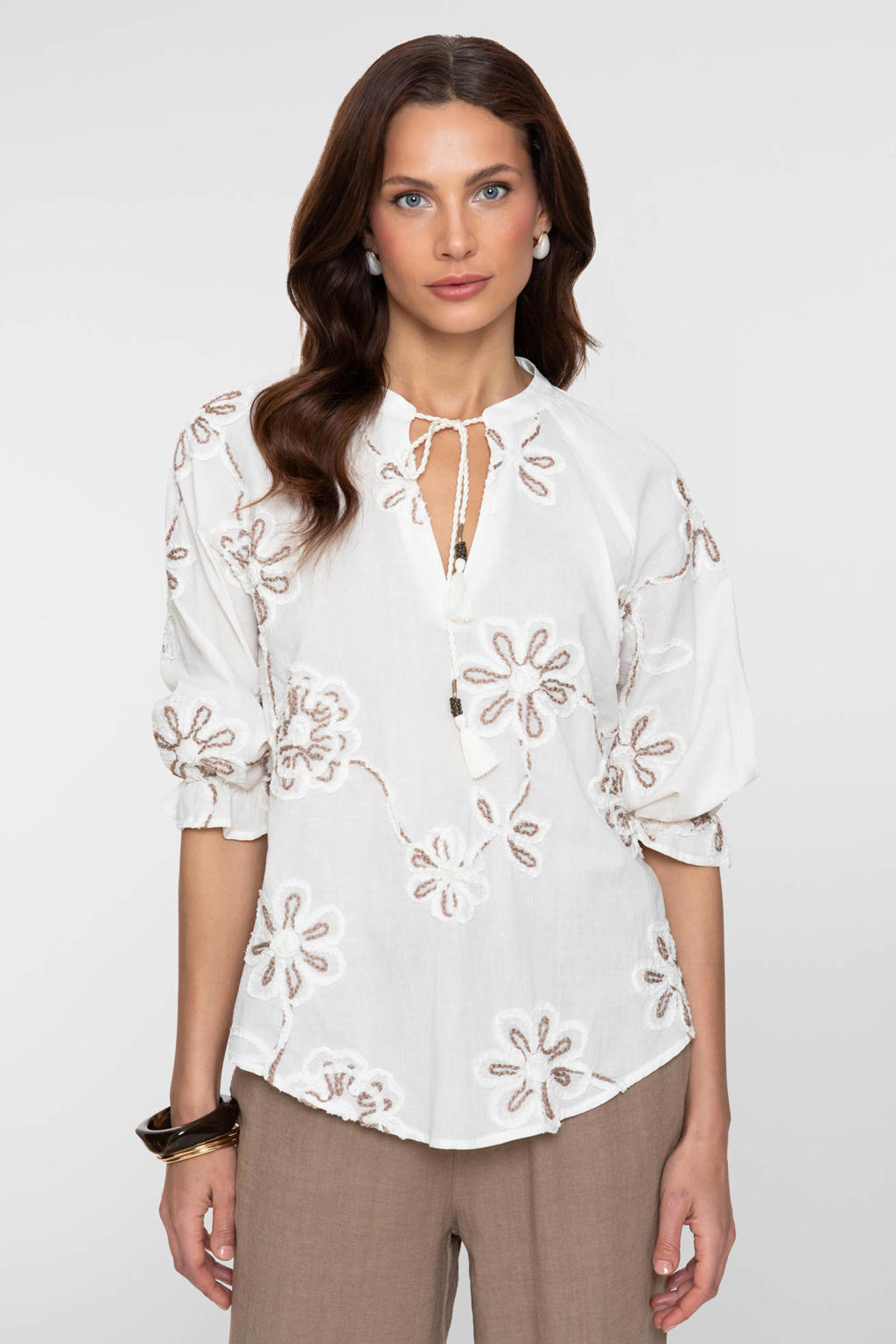 Witte dames Geisha gebloemde blousetop van katoen met driekwart mouwen, V-hals, striksluiting en textuur
