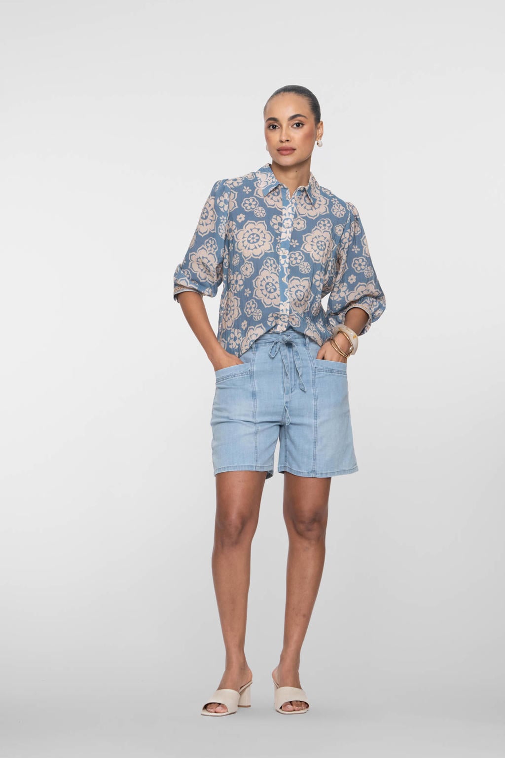 Blauw en witte dames Geisha gebloemde blouse van viscose met driekwart mouwen, klassieke kraag en knoopsluiting