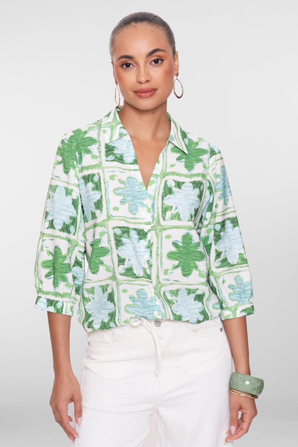 Groen, lichtblauw en ecru dames Geisha gebloemde blouse van viscose met driekwart mouwen, V-hals en knoopsluiting