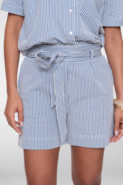thumbnail: Geisha regular high waist gestreepte casual short blauw