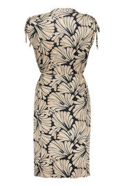 thumbnail: Zwart en taupe dames Geisha zomerjurk van viscose met bladprint, V-hals en striksluiting