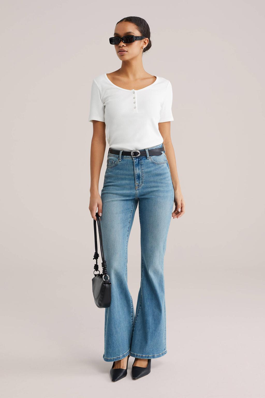 Light blue denim dames WE Fashion Blue Ridge high waist flared jeans van denim met rits- en knoopsluiting en effen