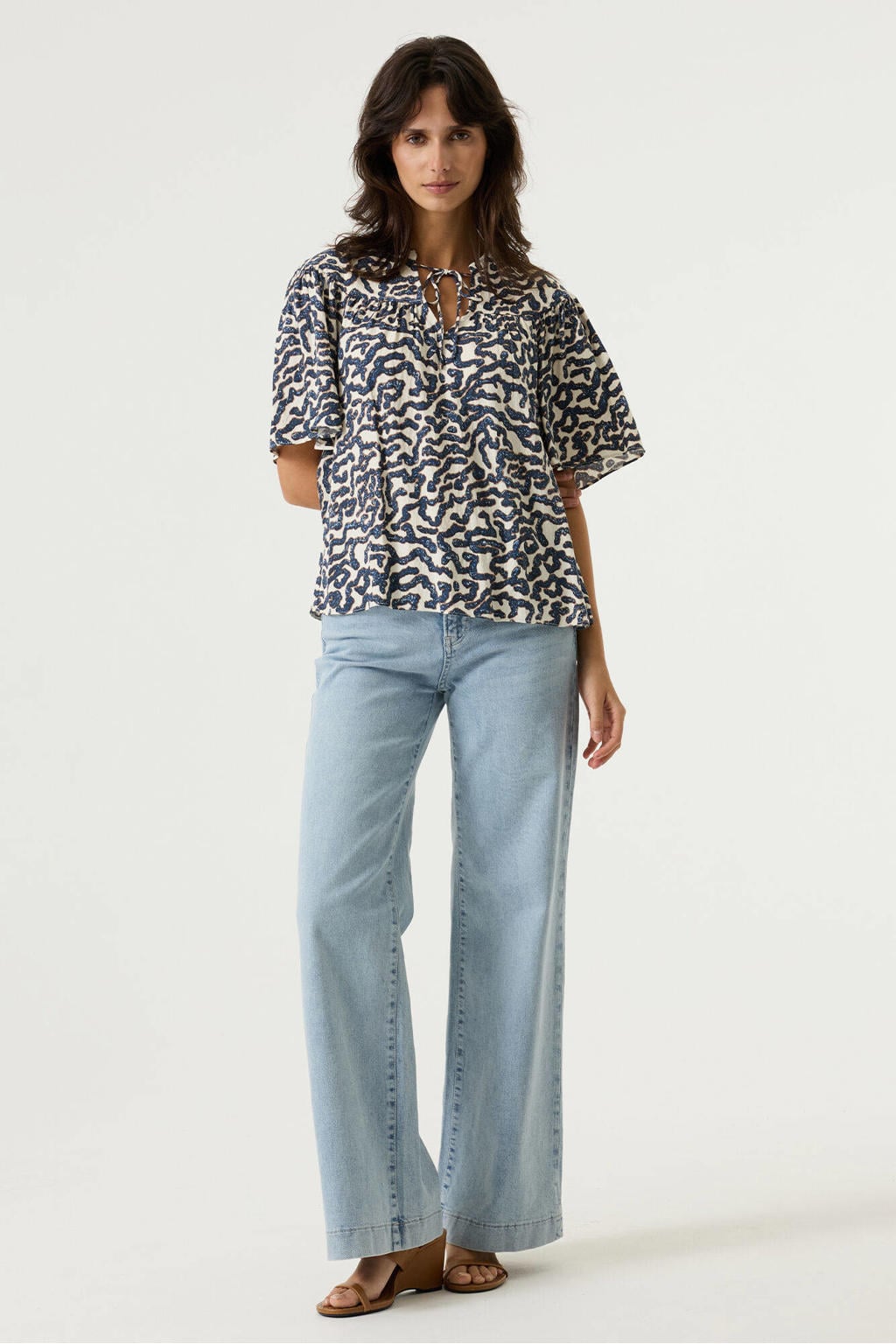 Blauwe dames Garcia blousetop van viscose met korte mouwen, mao kraag, knoopsluiting en plooien