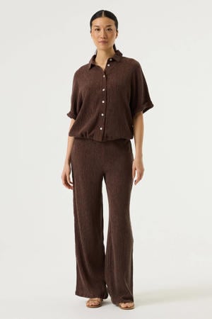 bootcut regular waist casual broek donkerbruin met textuur