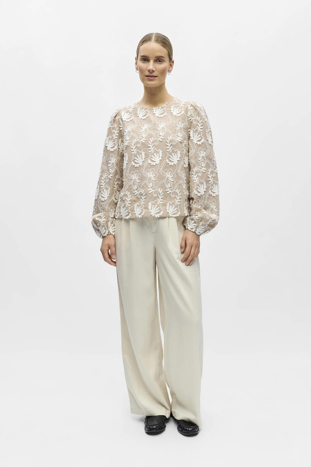 Beige en witte dames OBJECT blousetop van katoen met lange mouwen, ronde hals, knoopsluiting en borduursels