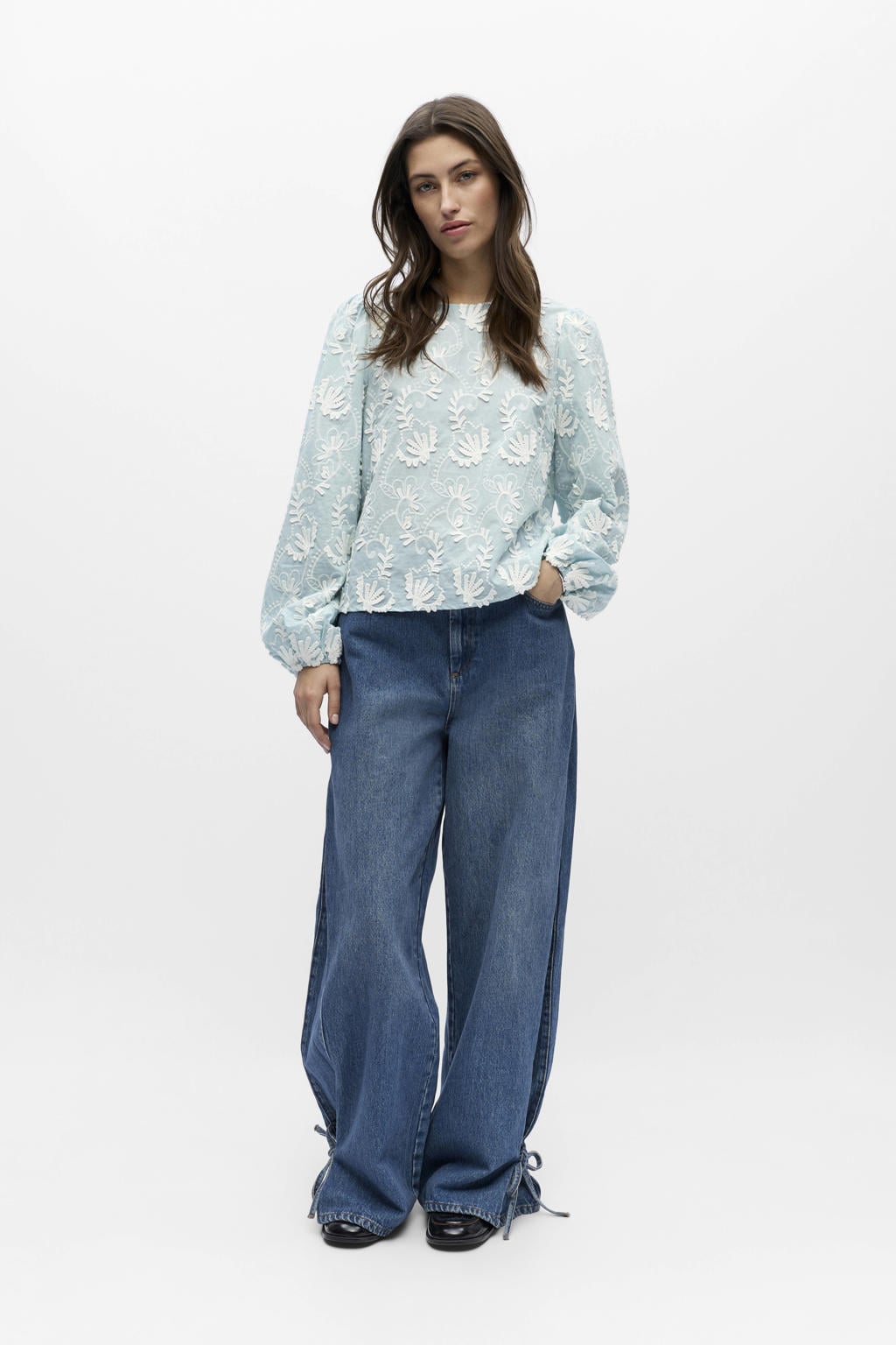 Lichtblauw en witte dames OBJECT blousetop van katoen met lange mouwen, ronde hals, knoopsluiting en borduursels