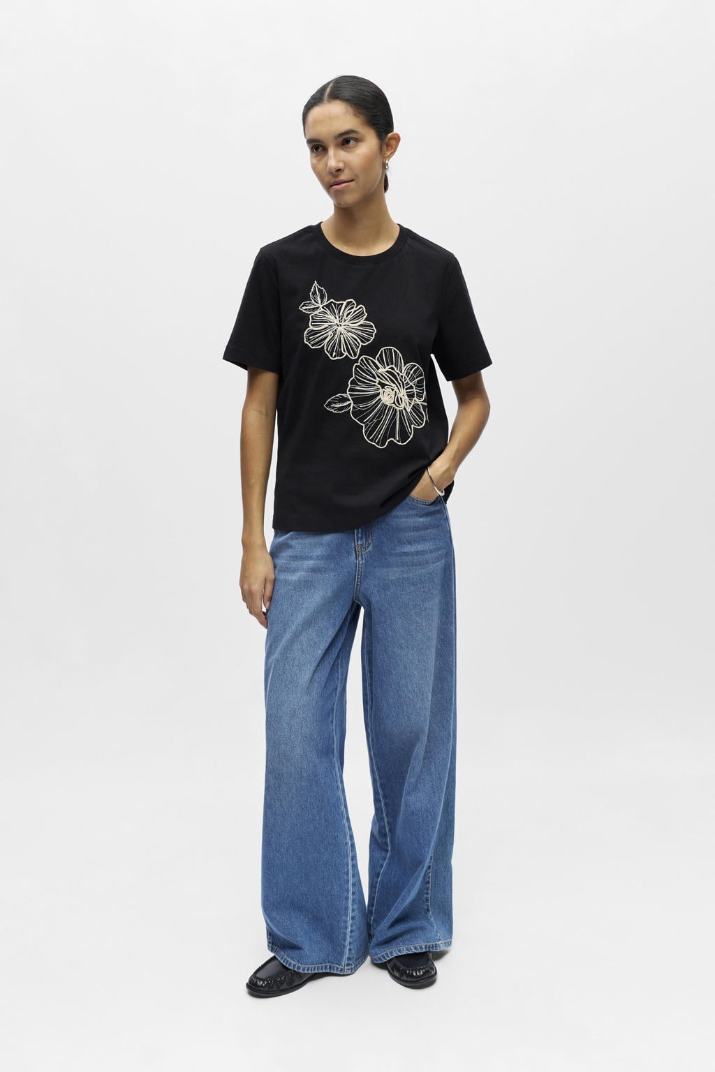 Zwart en witte dames OBJECT gebloemde T-shirt van katoen met korte mouwen, ronde hals en borduursels