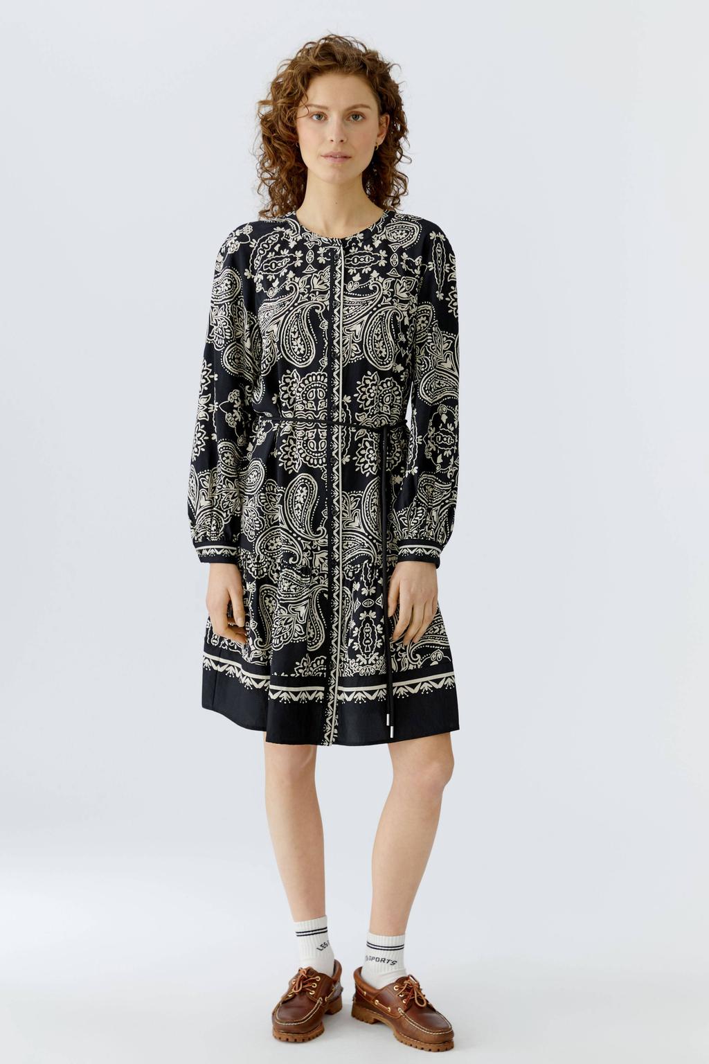 Zwart en witte dames OUI midi jurk van viscose met lange mouwen, ronde hals en knoopsluiting