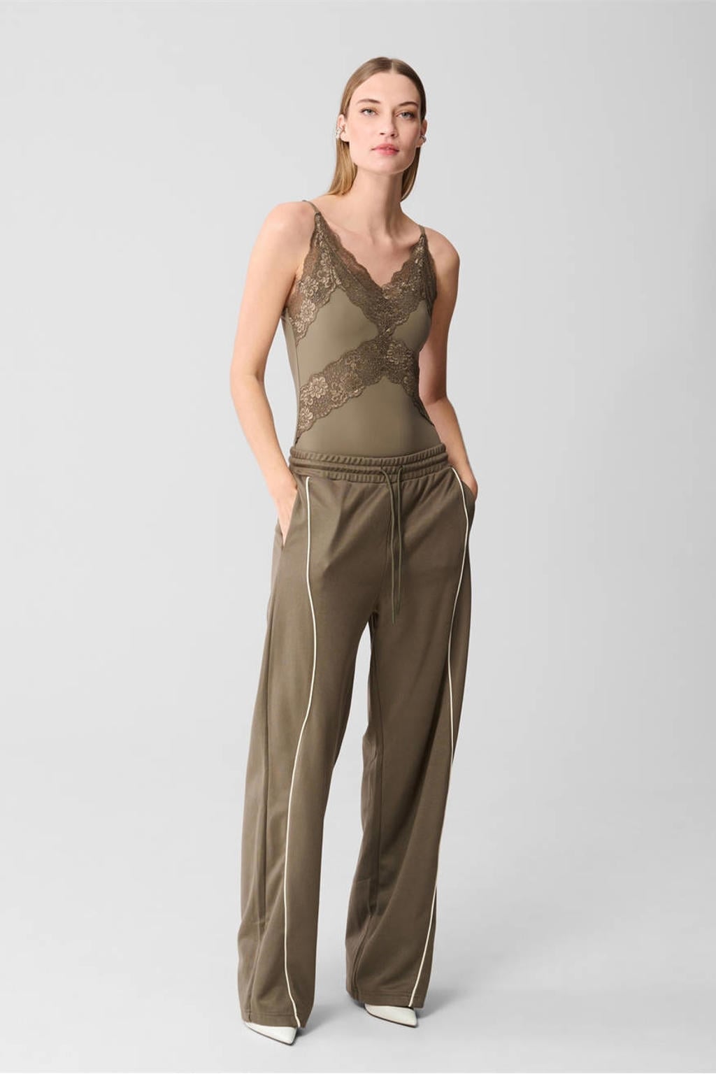 Kakikleurige dames Shoeby body van polyamide met effen, spaghettibandjes, V-hals, knoopsluiting en kant