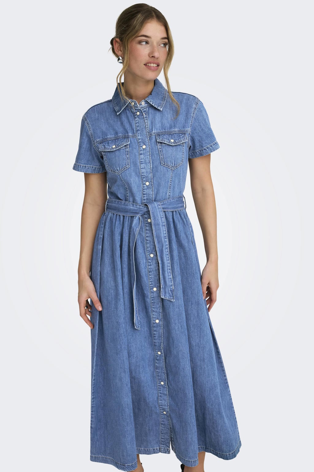 Medium blue denim dames ONLY A-lijn jurk van denim met effen, korte mouwen, button down sluiting en knoopsluiting