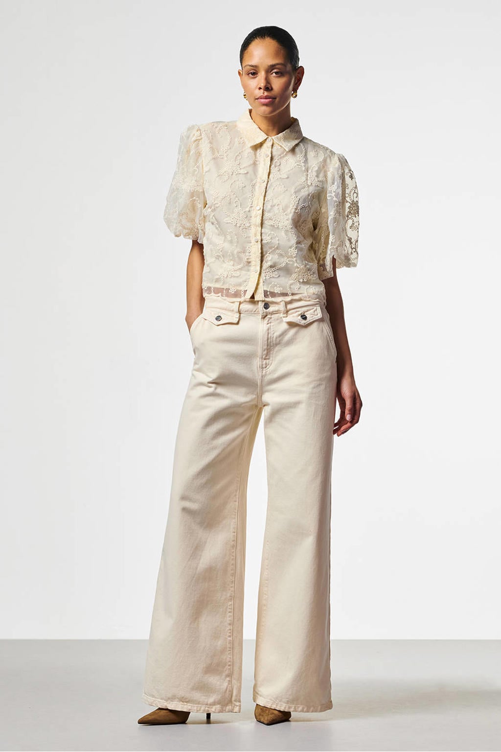 Witte dames Aaiko gebloemde blouse van polyamide met korte mouwen, klassieke kraag, knoopsluiting en kant