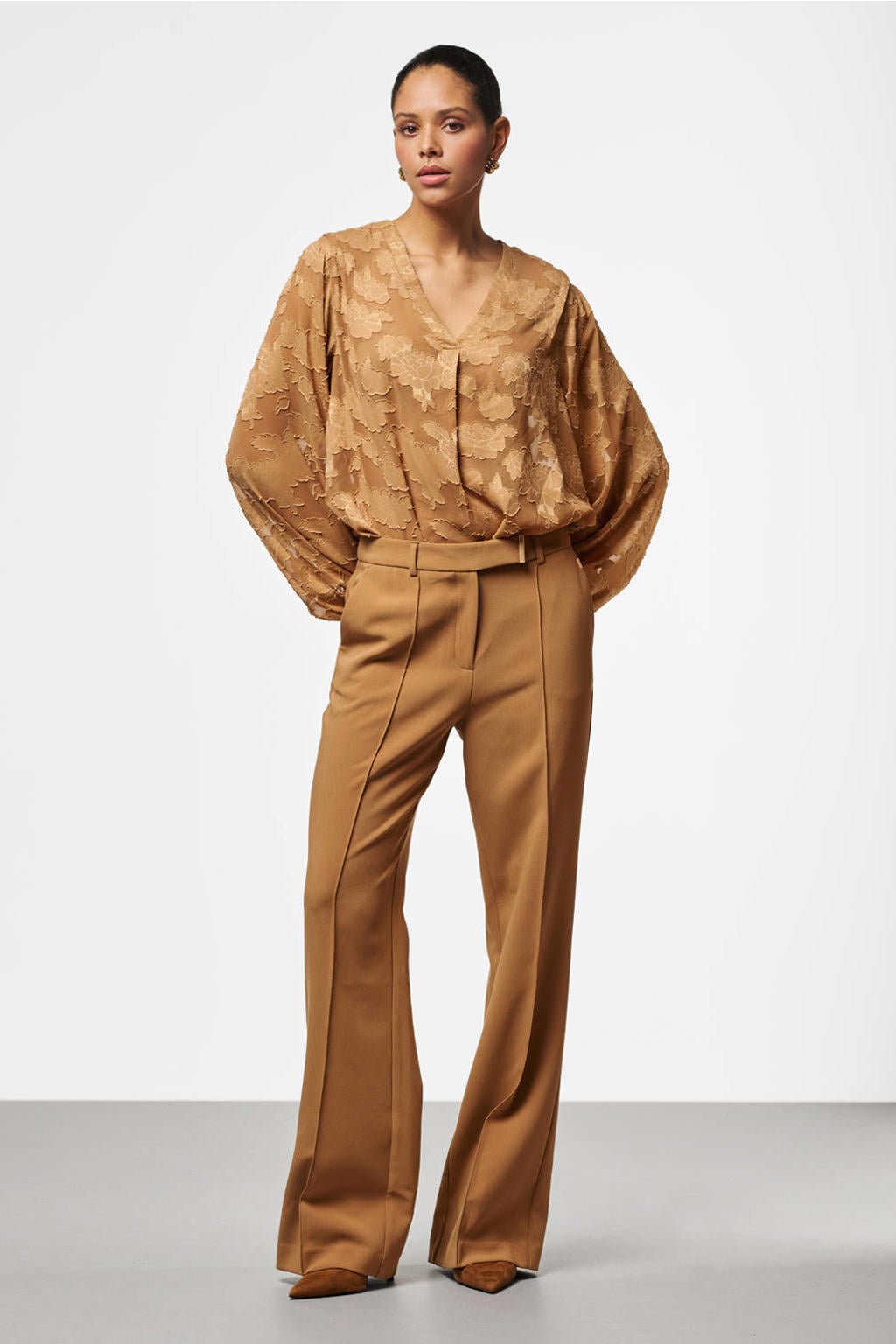 Bruine dames Aaiko gebloemde blousetop van polyester met lange mouwen, klassieke kraag, knoopsluiting en kant