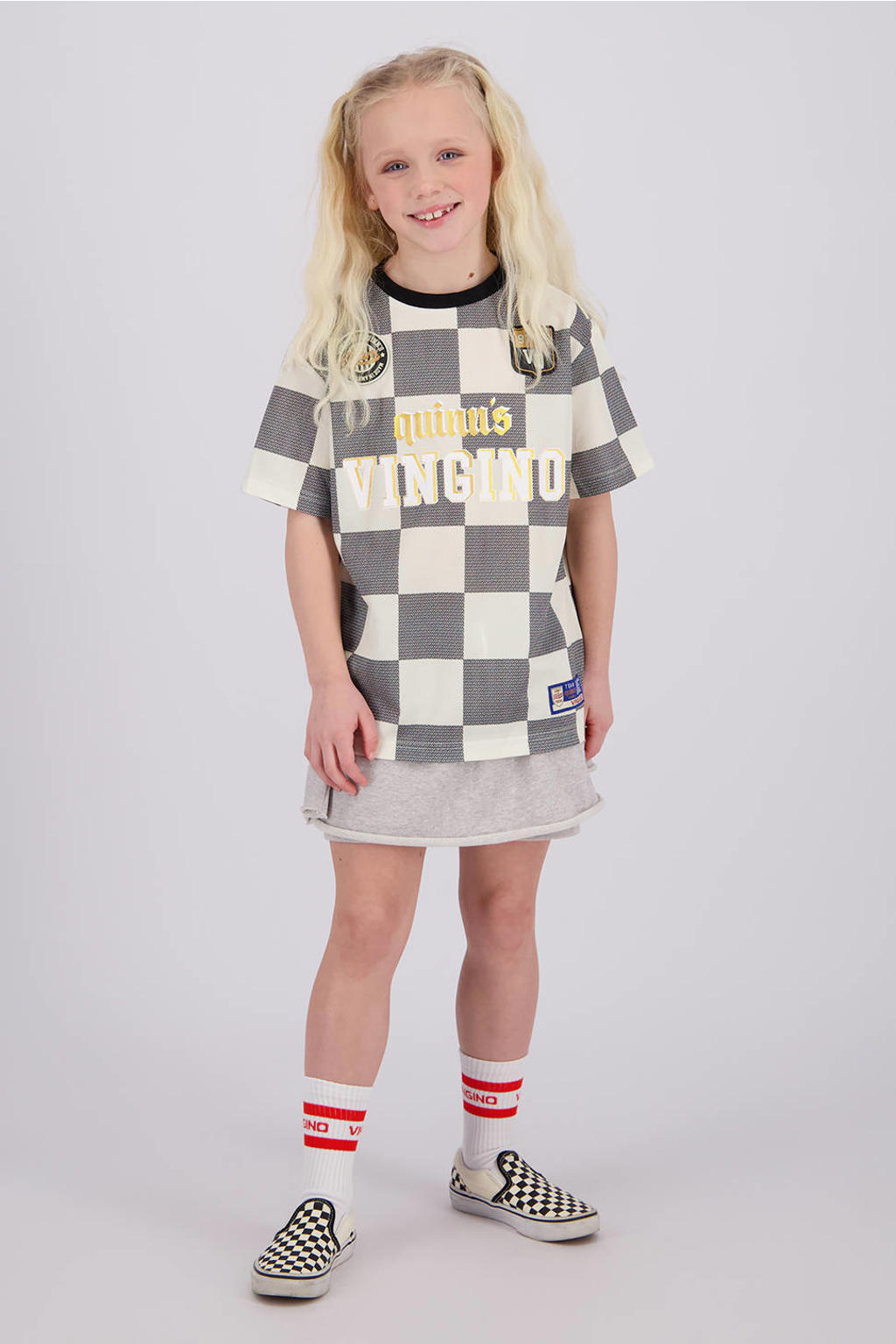 Zwart en ecru jongens en meisjes Quinns by Vingino geruit T-shirt van polyester met logo dessin, korte mouwen en ronde hals