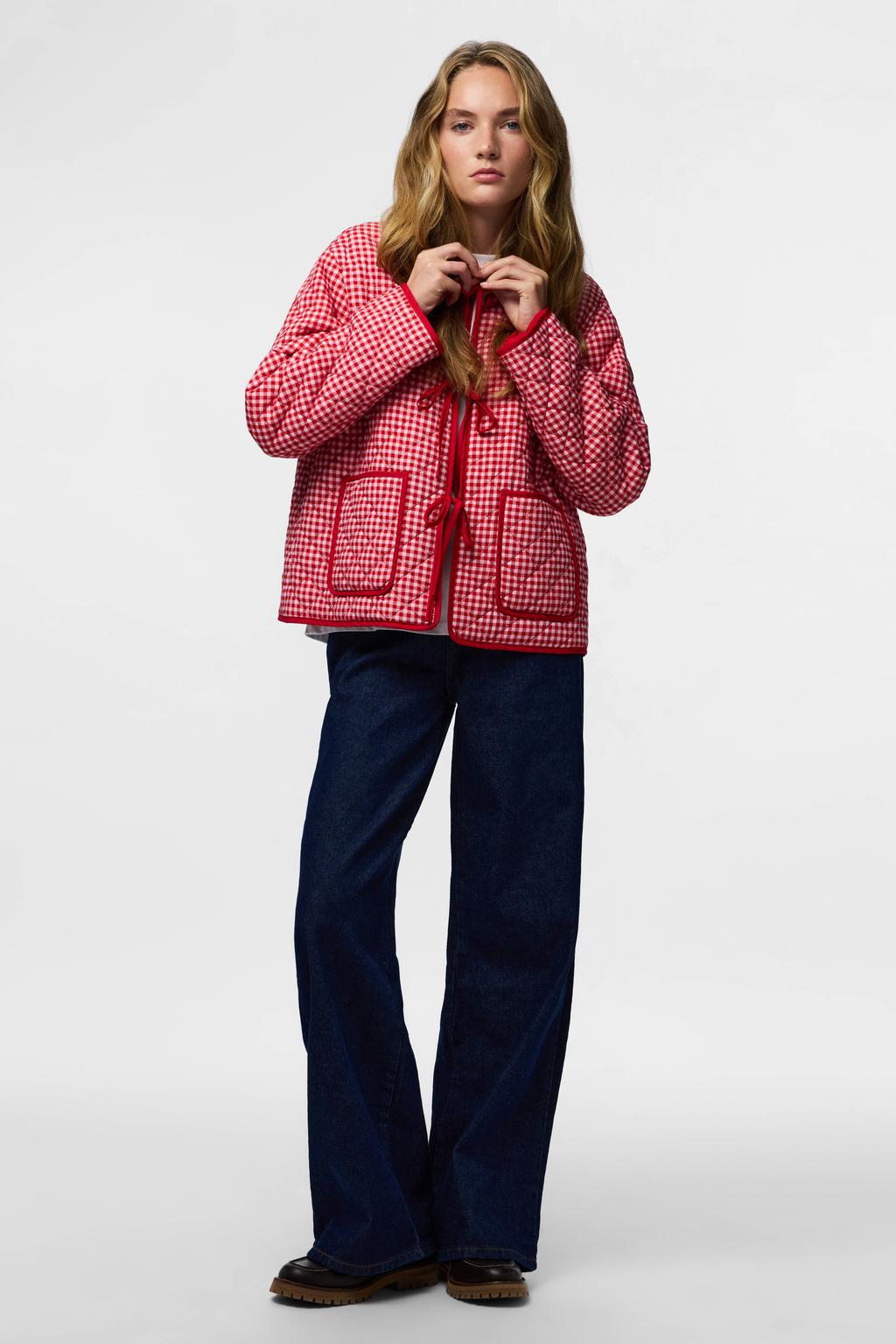Rode dames PIECES tussenjas quilted van polyester met lange mouwen, ronde hals en striksluiting