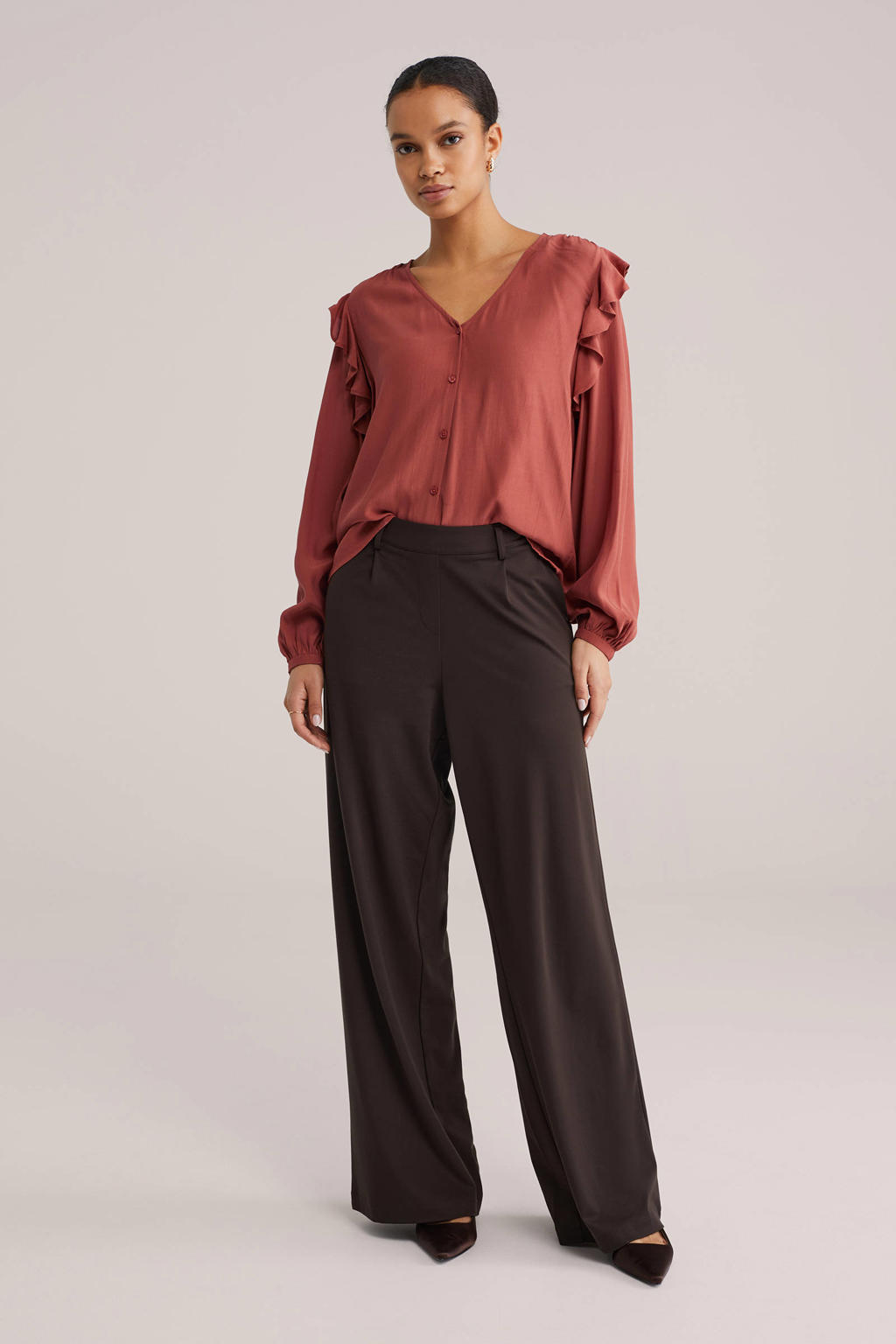 Roodbruine dames WE Fashion blouse bruin van viscose met effen, lange mouwen, V-hals, knoopsluiting en volant