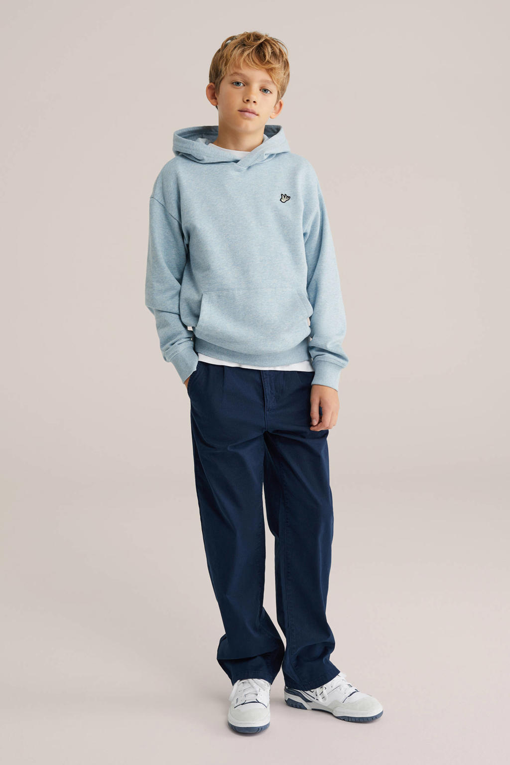 Lichtblauwe jongens WE Fashion hoodie van sweat materiaal met melée print, lange mouwen en capuchon